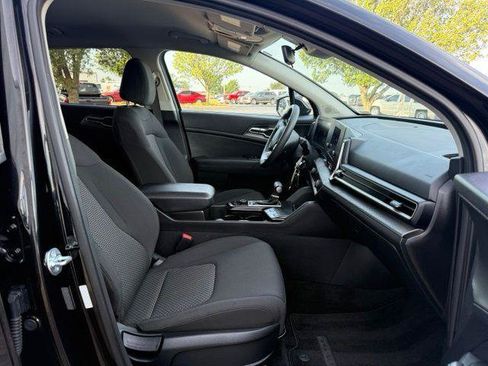 Used 2024 Kia Sportage LX FWD image 3