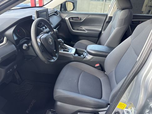 Used 2019 Toyota RAV4 LE w/ Carpet Mat Package FWD image 16