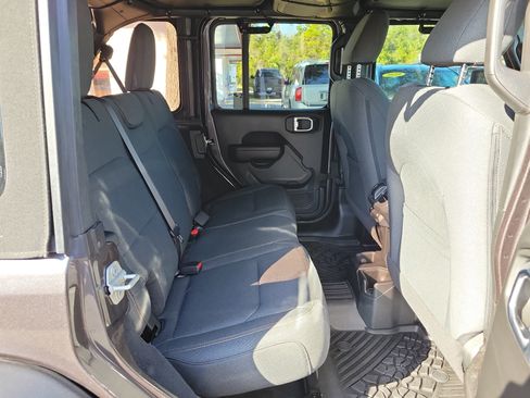 Used 2024 Jeep Wrangler Sport S image 12