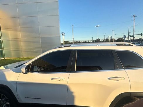 Used 2019 Jeep Cherokee Latitude Plus w/ Cold Weather Group FWD image 11