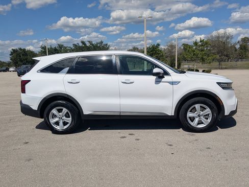Used 2021 Kia Sorento LX AWD/4WD image 4