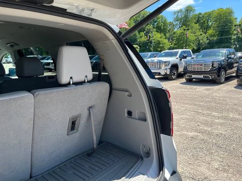 Used 2023 GMC Acadia SLT w/ Preferred Package FWD image 12