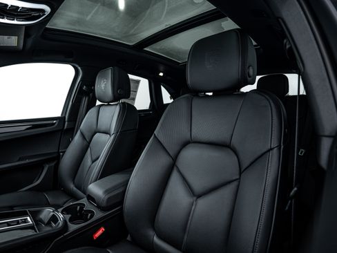 Certified 2025 Porsche Macan image 15