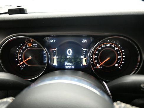 Used 2021 Jeep Wrangler Unlimited Sahara AWD/4WD image 15