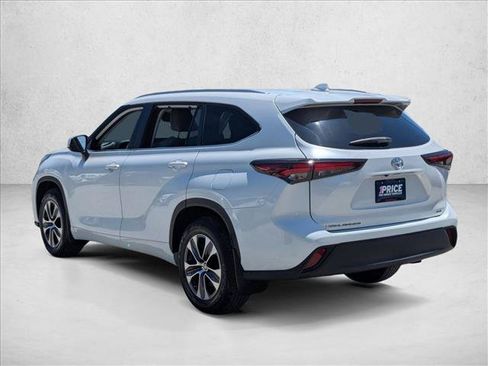 Used 2024 Toyota Highlander XLE FWD image 8