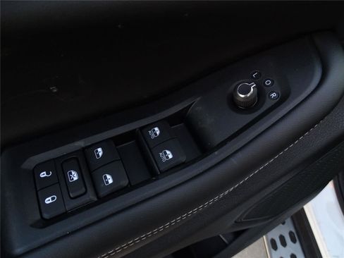 Used 2025 Jeep Grand Cherokee Limited w/ Black Appearance Package image 21