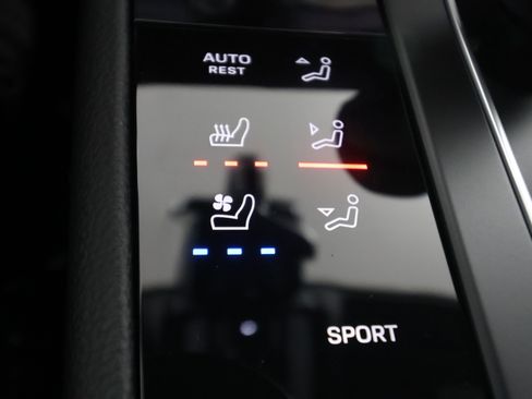 Used 2025 Porsche Macan image 23