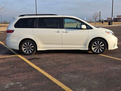 Used 2019 Toyota Sienna Limited Premium image 2