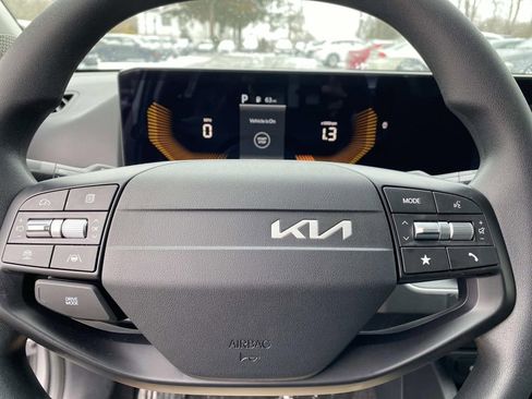New 2025 Kia K4 LXS image 10