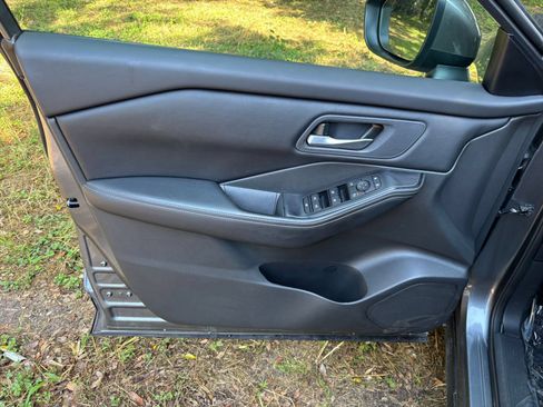 Used 2025 Nissan Rogue SV FWD image 18