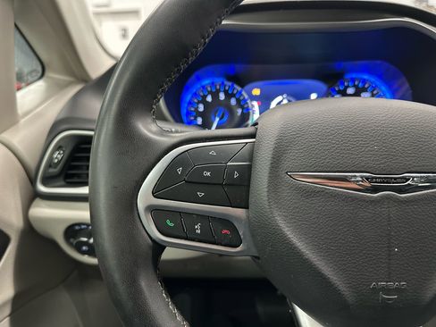 Used 2022 Chrysler Pacifica Touring-L image 28