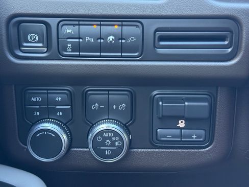 Used 2021 GMC Yukon SLT w/ SLT Luxury Plus Package image 22