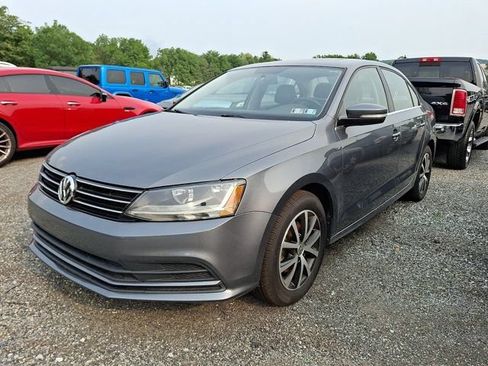 Used 2017 Volkswagen Jetta SE FWD image 3