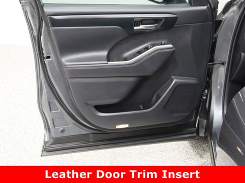 Used 2020 Toyota Highlander XLE image 12