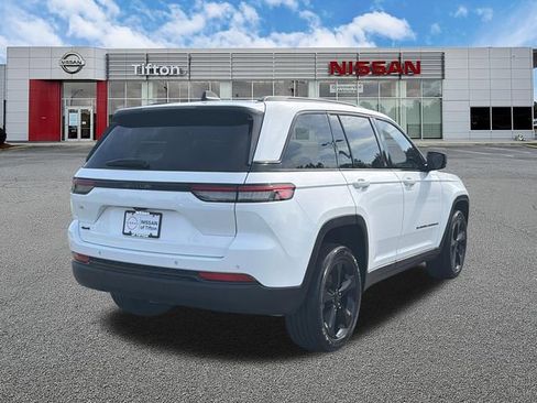 Used 2024 Jeep Grand Cherokee Altitude AWD/4WD image 7