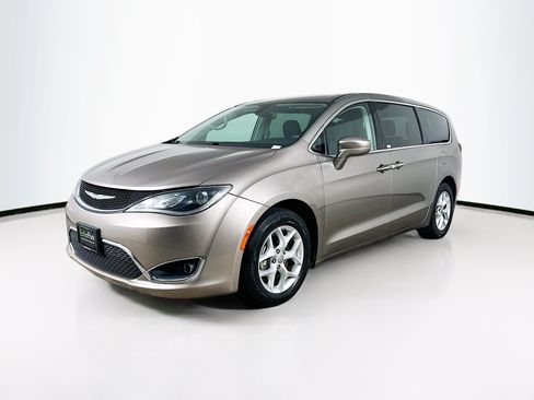 Used 2018 Chrysler Pacifica Touring Plus w/ Tire & Wheel Group FWD image 3