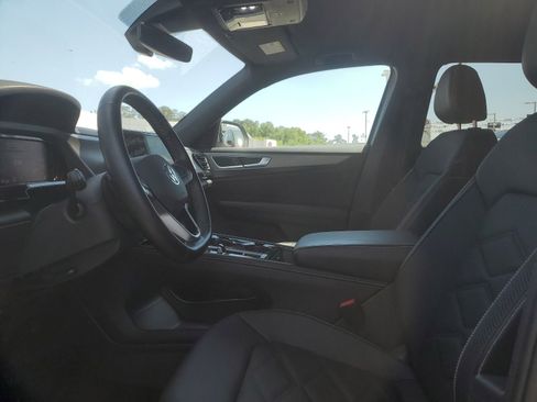 Used 2025 Volkswagen Atlas Cross Sport SE FWD image 8