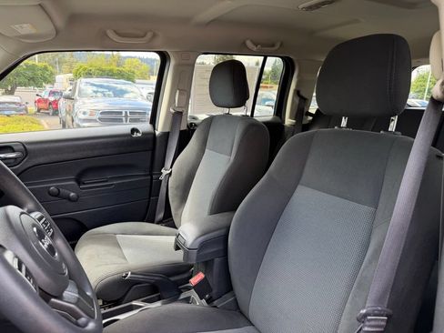 Used 2017 Jeep Patriot Sport AWD/4WD image 13