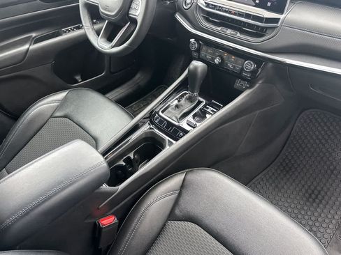Used 2025 Jeep Compass Latitude w/ Convenience Group AWD/4WD image 17