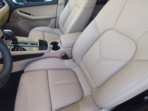 Used 2026 Porsche Macan AWD/4WD image 8