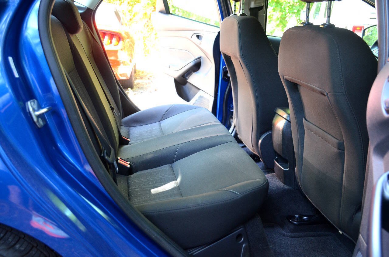 Used 2018 Ford Focus SE w/ SE Appearance Package FWD image 9