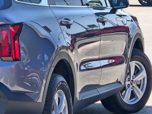 Used 2023 Kia Sorento LX image 19