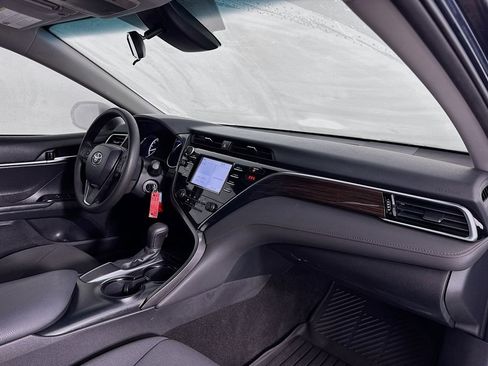 Used 2018 Toyota Camry LE image 28