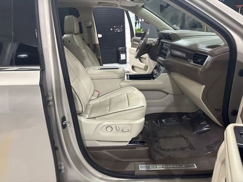 Used 2021 GMC Yukon XL Denali w/ Denali Premium Package image 39