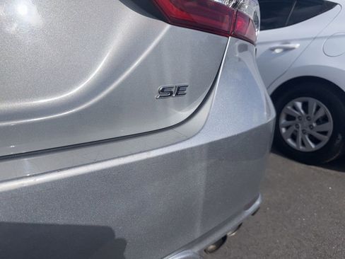 Used 2020 Toyota Camry SE FWD image 4