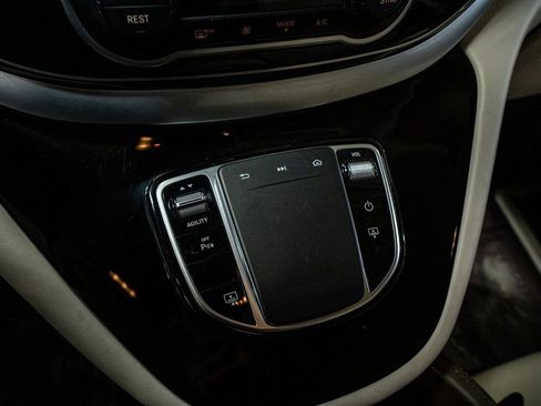 Used 2020 Mercedes-Benz Metris Passenger image 41