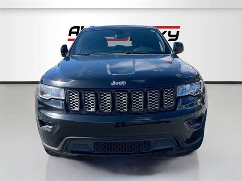 Used 2019 Jeep Grand Cherokee Laredo image 2