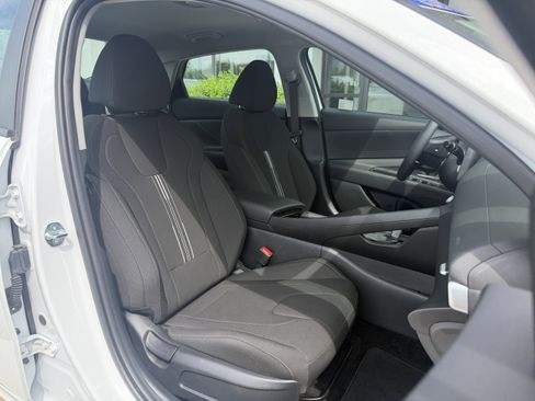 Certified 2025 Hyundai Elantra Hybrid FWD image 16