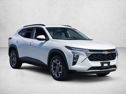 Used 2024 Chevrolet Trax LT w/ Driver Confidence Package FWD image 3