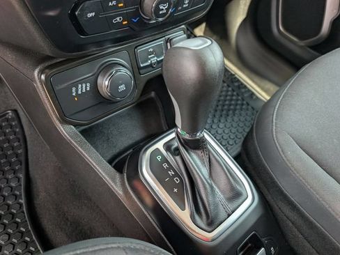 Used 2023 Jeep Renegade Latitude w/ Premium Group AWD/4WD image 28