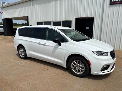 Used 2024 Chrysler Pacifica Touring-L FWD image 3