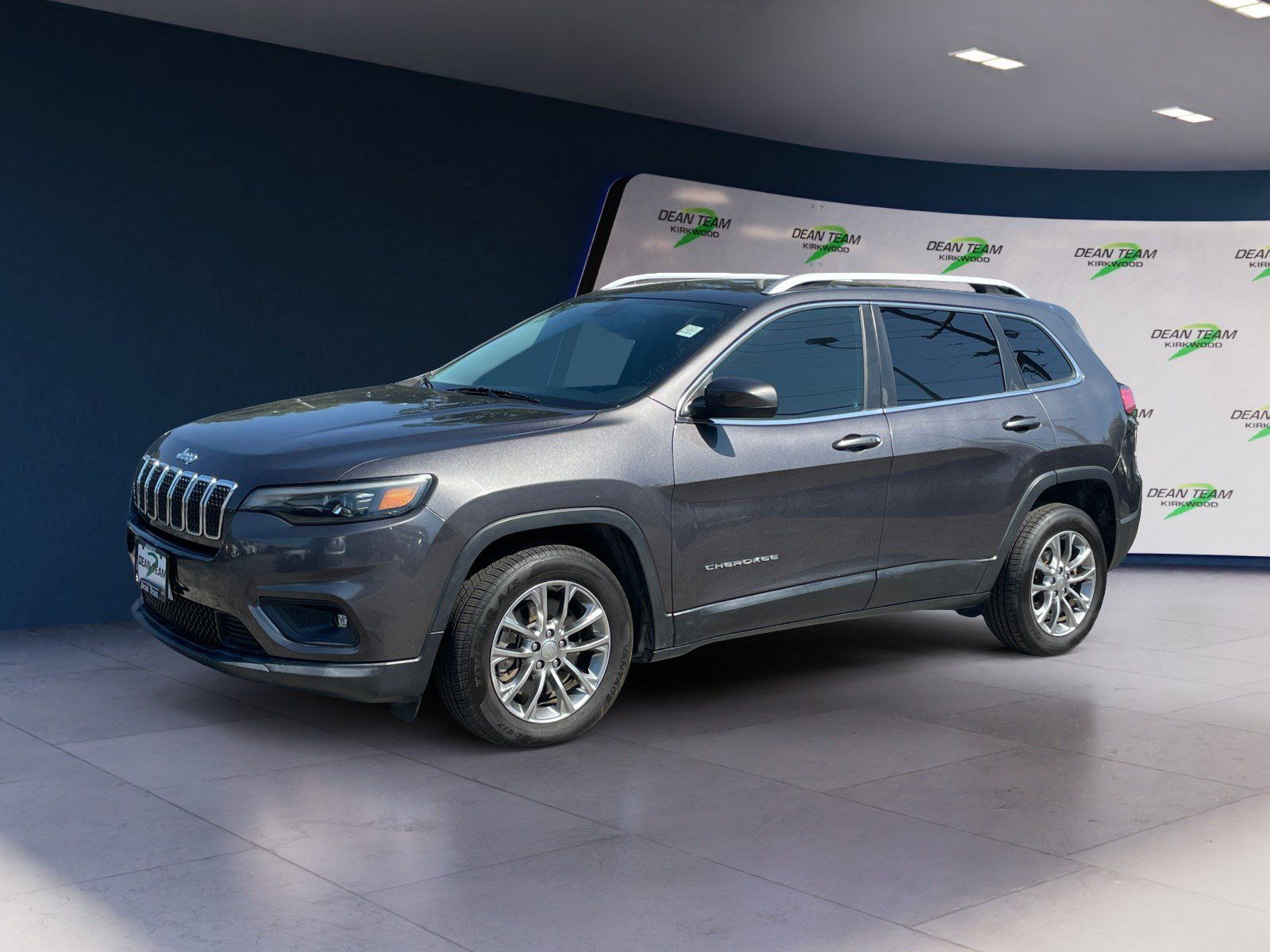 Used 2019 Jeep Cherokee Latitude Plus w/ Comfort/Convenience Group FWD image 2