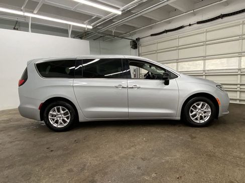 Used 2024 Chrysler Pacifica Touring-L FWD image 7