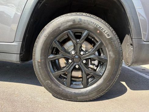 Used 2024 Jeep Grand Cherokee L Laredo AWD/4WD image 33
