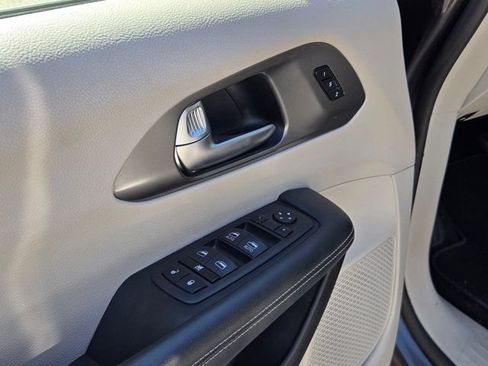 Used 2023 Chrysler Pacifica Touring-L FWD image 14