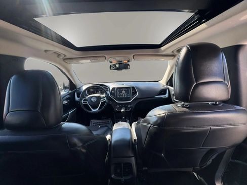 Used 2018 Jeep Cherokee Latitude Plus w/ Comfort/Convenience Group FWD image 16