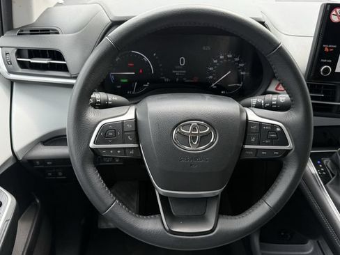 Used 2025 Toyota Sienna XLE FWD image 13