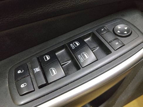 Used 2019 Jeep Cherokee Limited FWD image 27