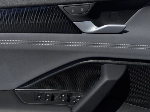 New 2026 Volkswagen Tiguan SE FWD image 23