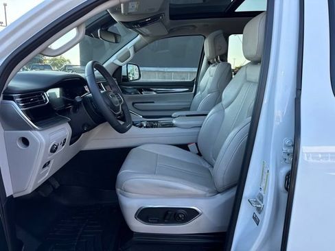 Used 2022 Jeep Wagoneer Series III w/ Premium Group I AWD/4WD image 27