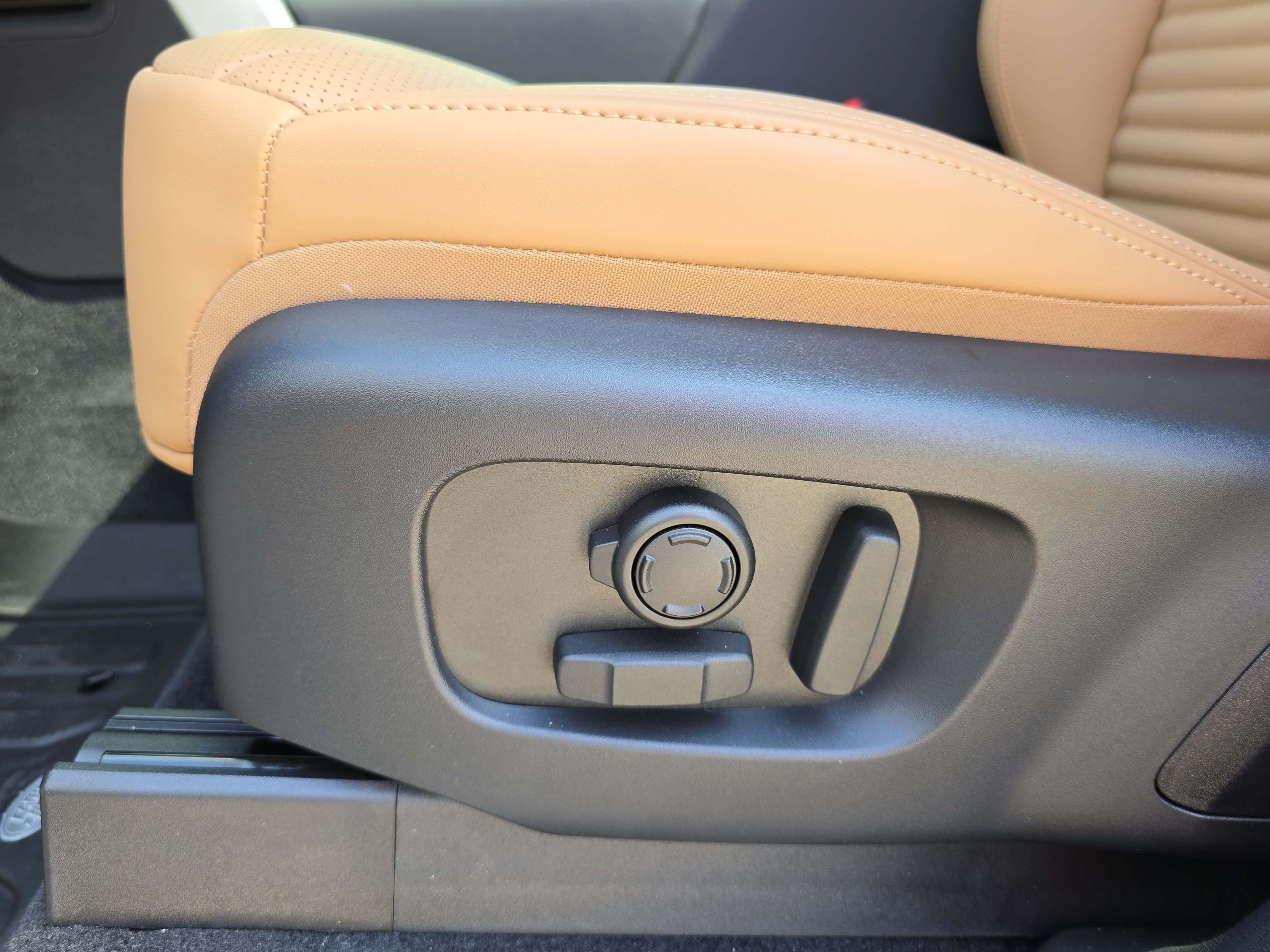 New 2026 Land Rover Discovery Limited Edition AWD/4WD image 29