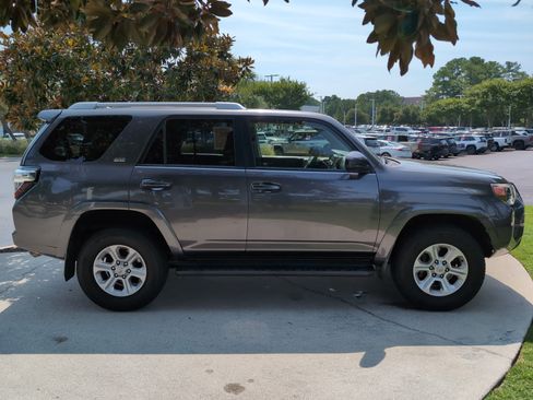 Used 2015 Toyota 4Runner SR5 AWD/4WD image 11