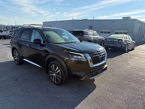 Used 2025 Nissan Pathfinder Platinum w/ Cargo Package AWD/4WD image 2