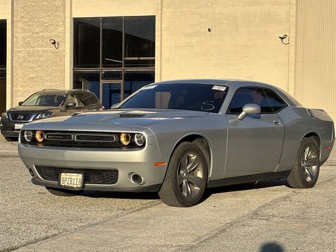 Used 2019 Dodge Challenger SXT image 2