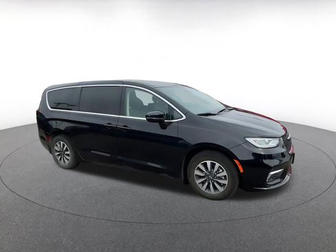 Used 2023 Chrysler Pacifica Touring-L image 2