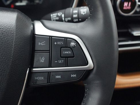 Used 2025 Toyota Highlander Platinum image 11